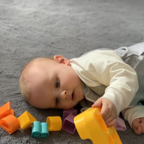 Wiaderko z zabawkami do wkładania Baby Mix